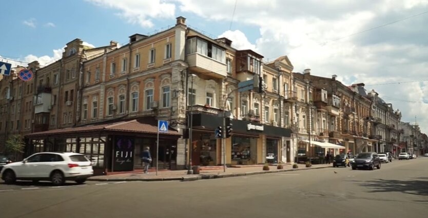 Киевлян заставят избавиться от кондиционеров и самовольно достроенных балконов