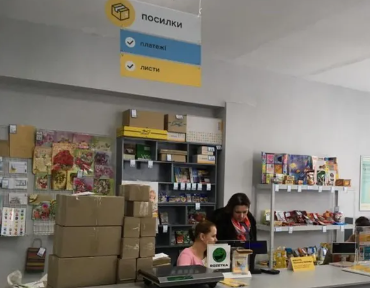 "Укрпочта" заставляет сотрудников продавать сладости: многие платят из своего кармана - адвокат