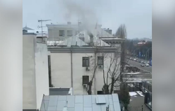 В Киеве дымилось здание посольства РФ
