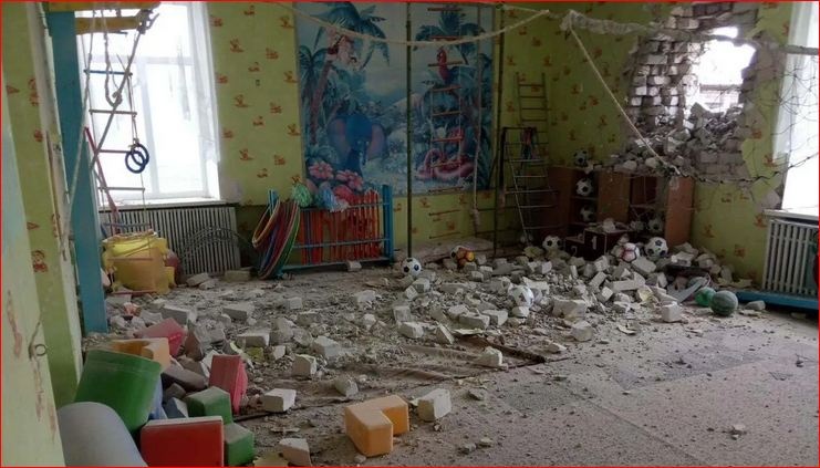 Обстрелы на Донбассе возобновились: пострадали детсад и школа, есть раненые