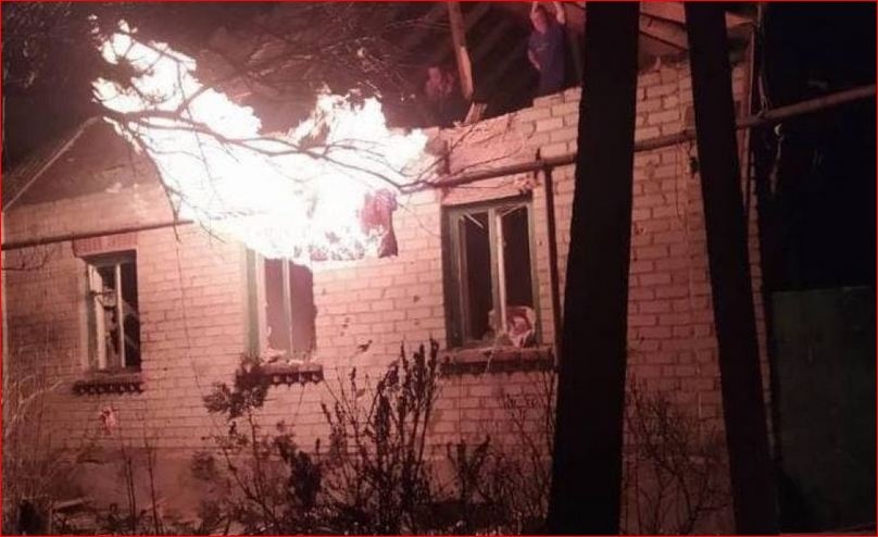 Боевики снова обстреляли Станицу Луганскую и попали в жилой дом