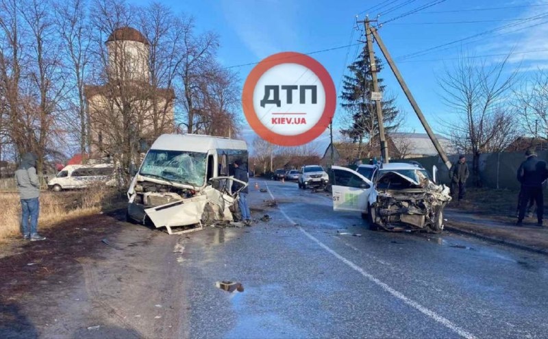 Под Киевом произошло серьезное ДТП с маршруткой, есть пострадавшие