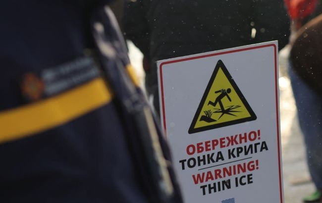 В Днепре пять человек провалились под лед, есть погибший