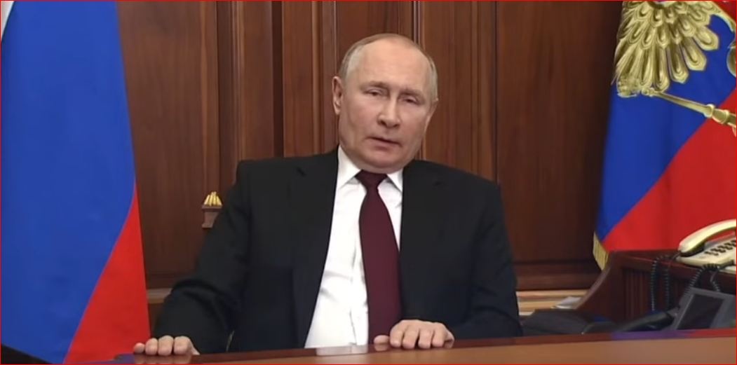 Путин пригрозил Украине, что покажет "настоящую декоммунизацию"