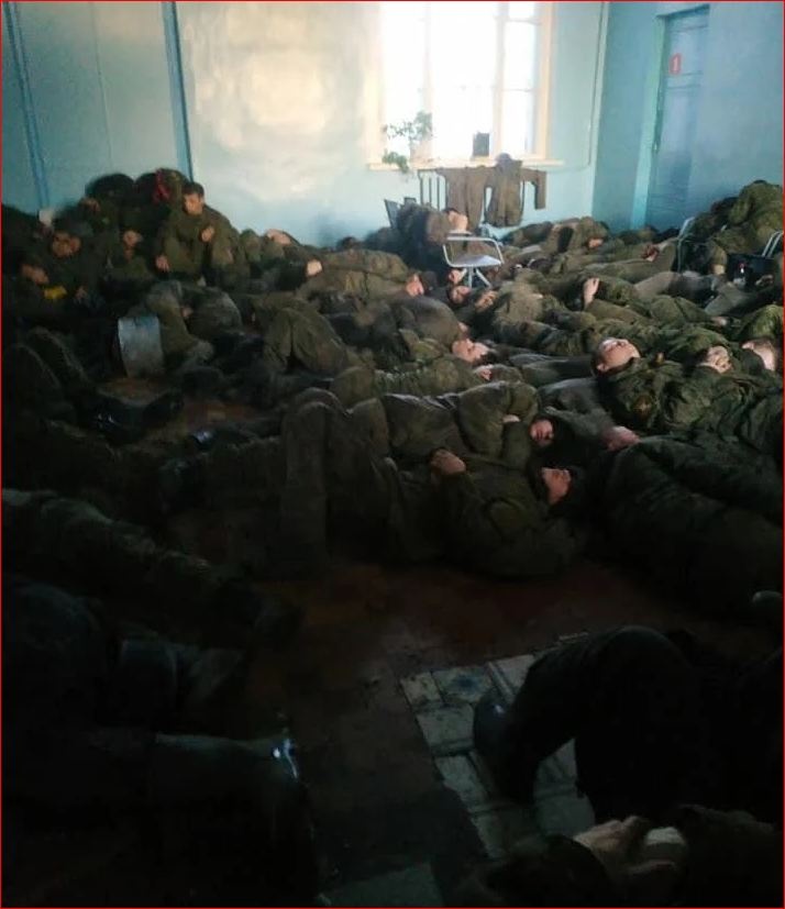 Солдат Таманской и Кантемировской дивизий Россия бросила на вокзале