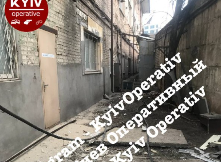 В Киеве из гранатомета обстреляли жилой дом