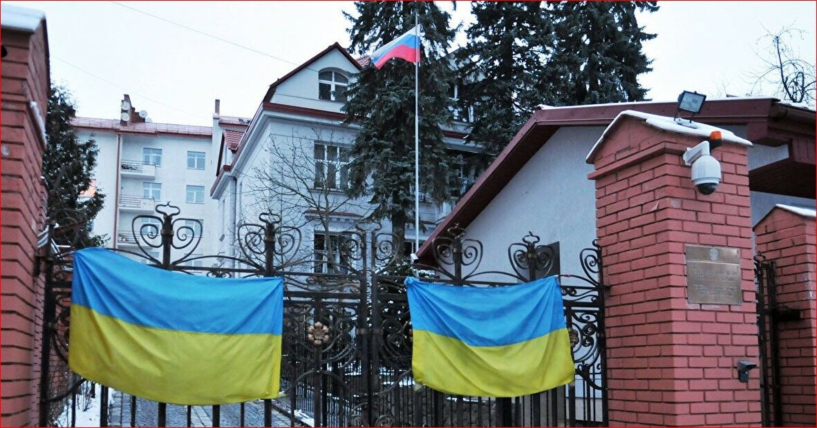 Россия вывозит из Украины сотрудников своего посольства