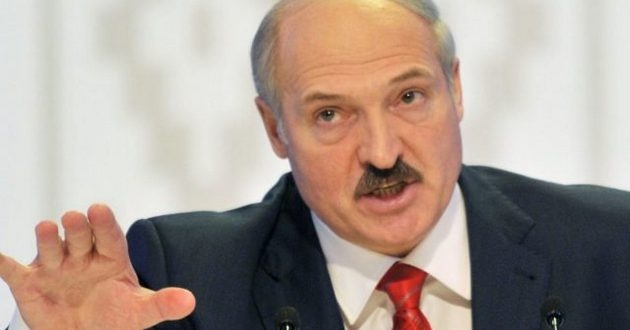 Лукашенко заявил, что не позволит "стрелять россиянам в спину через Беларусь"