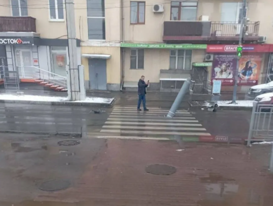 В Харькове реактивный снаряд из "Града" застрял на пешеходном переходе