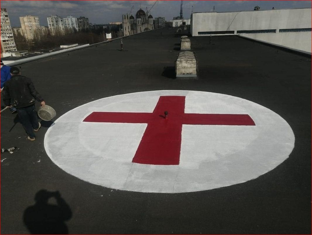 На больницах Одессы появились белые полотна с крестом – что это значит