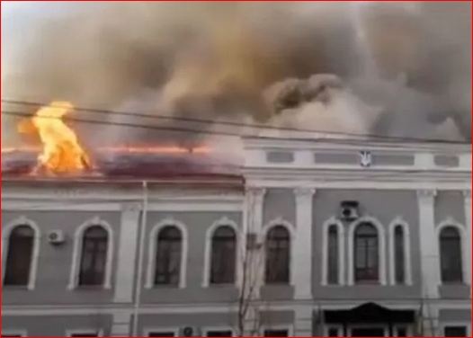 В Чернигове горит здание областного управления СБУ: в здание попали два снаряда