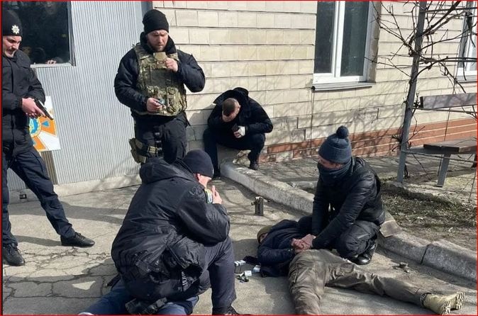 Россияне пришли в одну из киевских частей ГСЧС, просили переодеть их в гражданскую или пожарную одежду