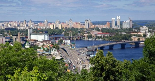 Киевлян просят не пересекать мосты через Днепр