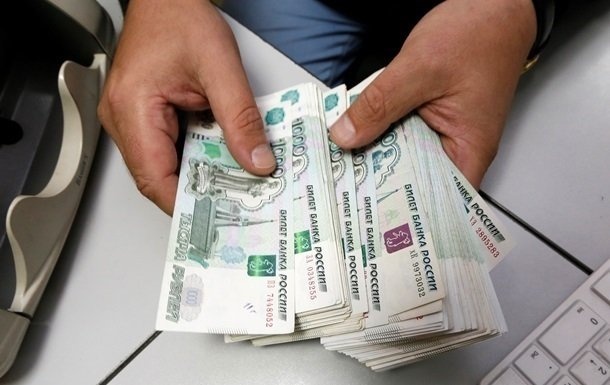 Средняя зарплата россиян упала с 618 до 289 долларов