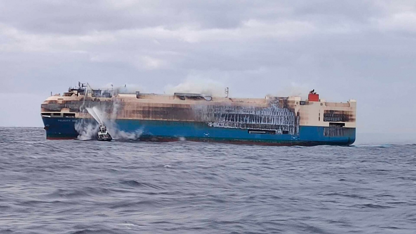 Сгоревший корабль с тысячами машин на борту может вызвать подорожание электрокаров