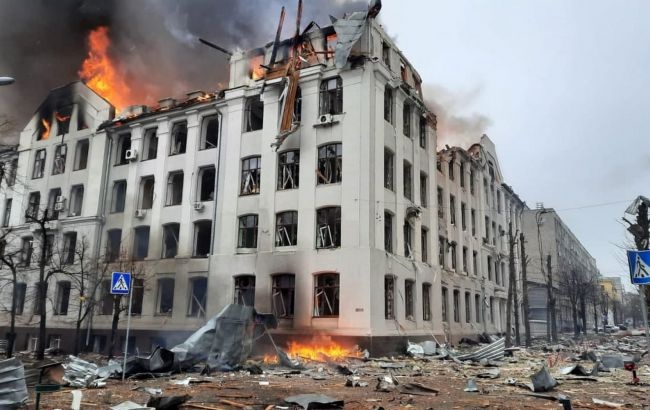 Противник обстрелял здание ХНУ им. Каразина, на месте масштабный пожар
