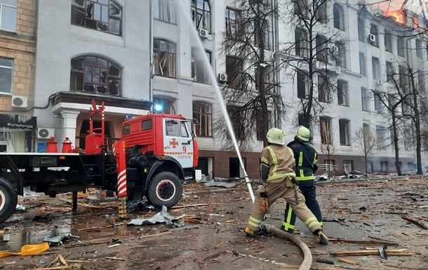 В Харькове спасатели разбирают завалы после удара российских войск, сообщается о жертвах