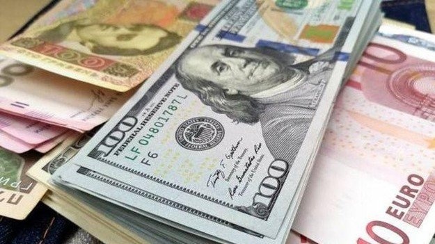 Украинцам разрешили снимать валюту с банковских счетов