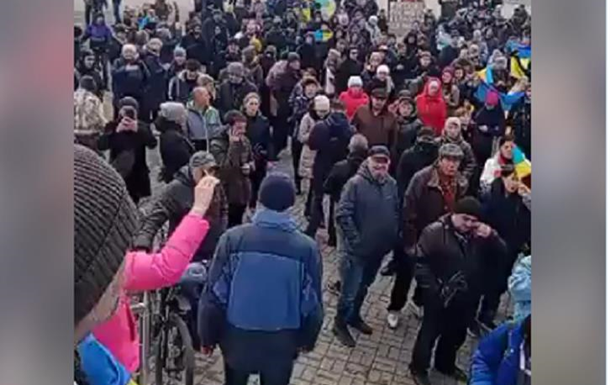 Жители Мелитополя вышли на митинг против российских войск