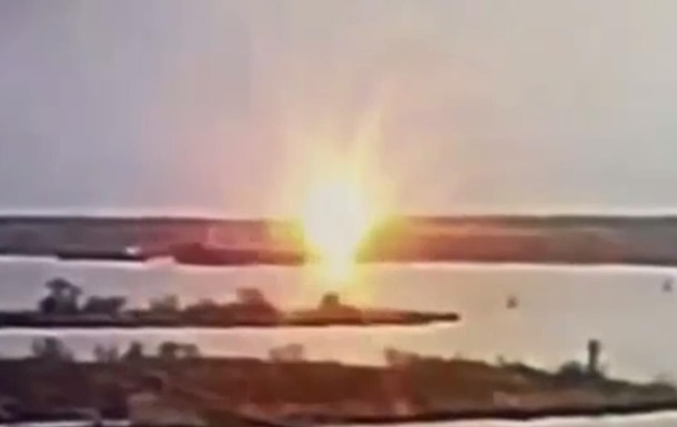 В кадр попал момент ракетного удара по судну в порту Николаева