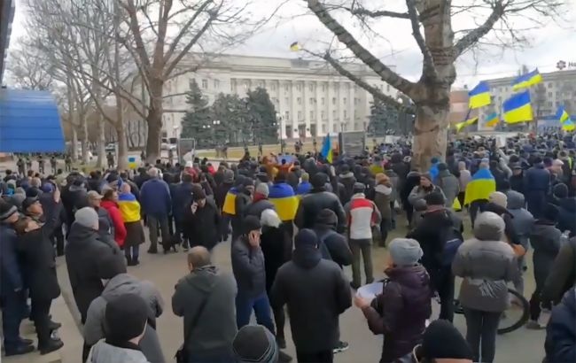 В Херсоне проходит митинг за Украину: солдаты РФ открыли стрельбу