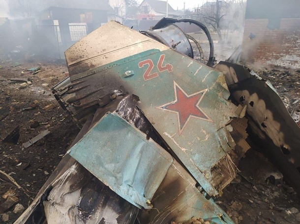 В Чернигове сбитый российский самолет упал на жилой дом