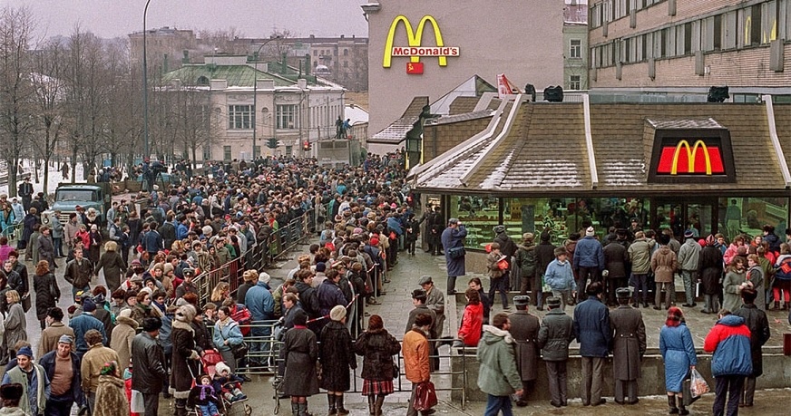 В Москве образовались огромные очереди в рестораны McDonald’s перед их закрытием
