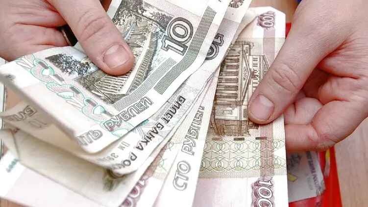 В РФ банкам запретили продавать валюту населению