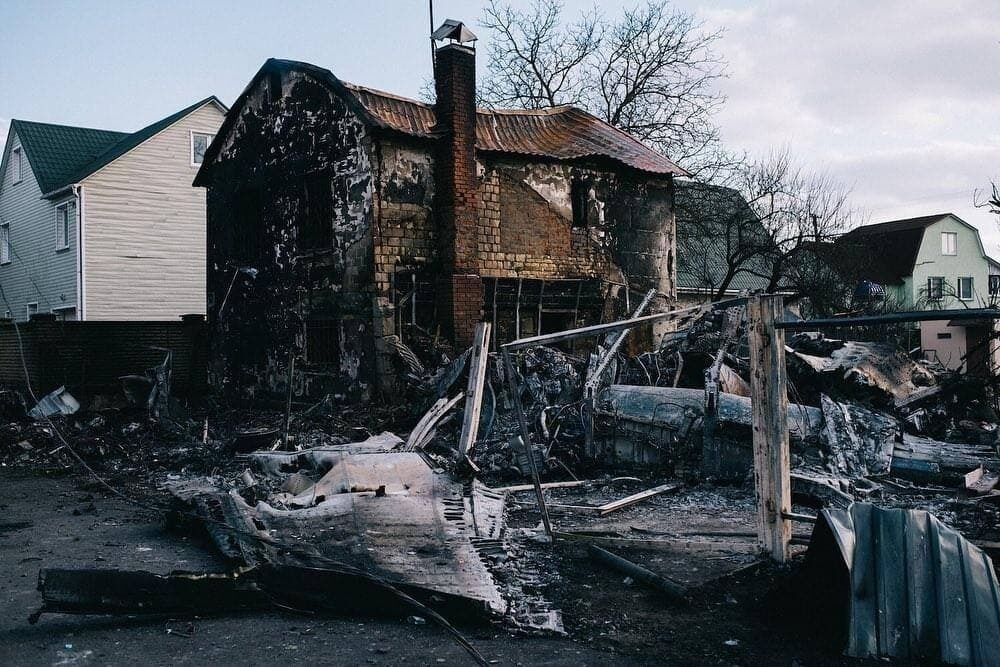 В Киеве обломки сбитого российского СУ-27 упали во двор частного дома