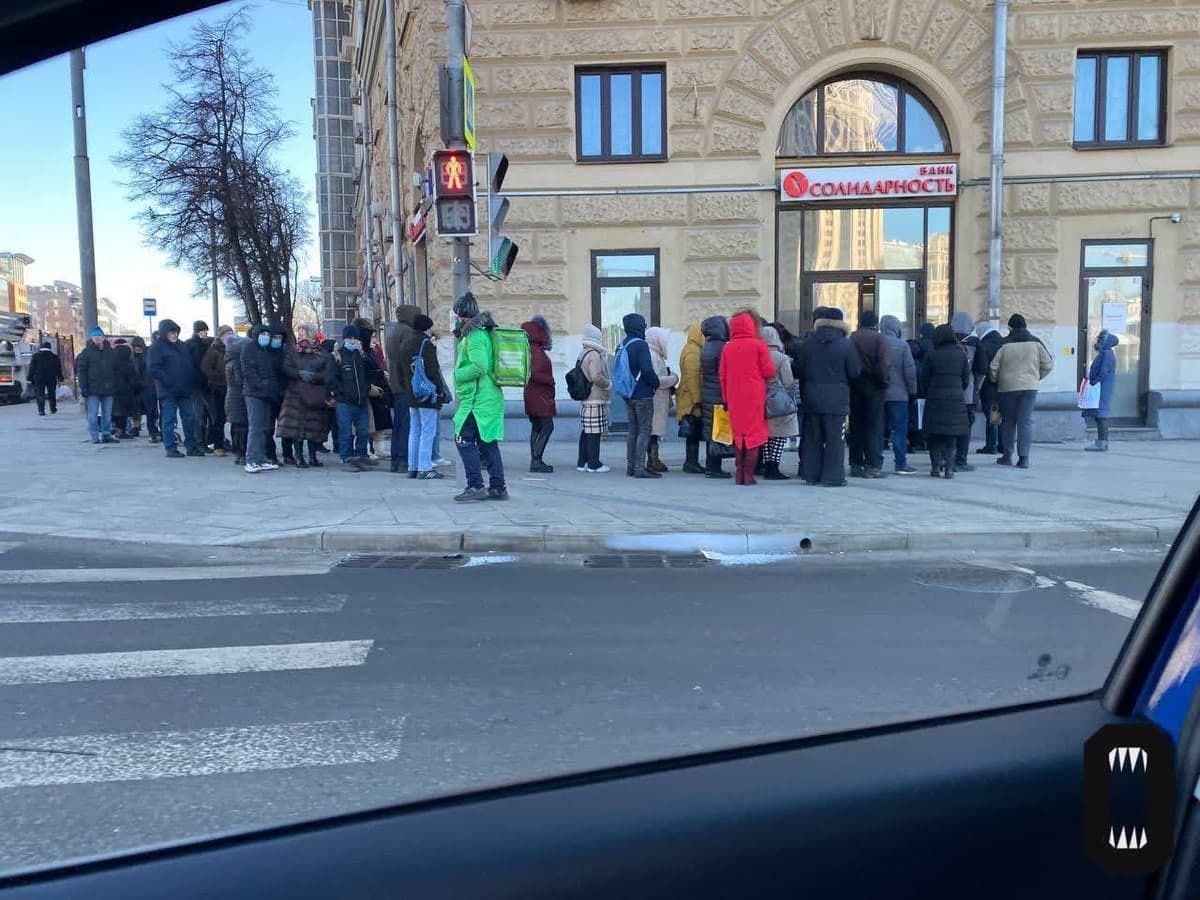 В Москве образуются огромные очереди к банкоматам