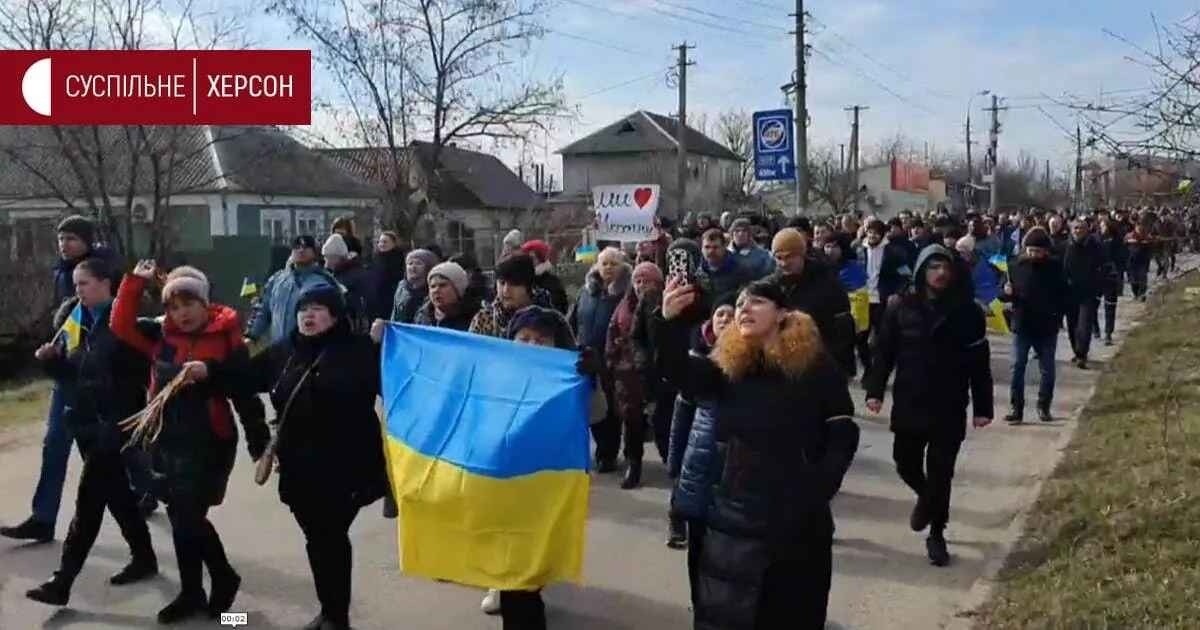 На Херсонщине сотни местных жителей вышли на митинг против оккупантов