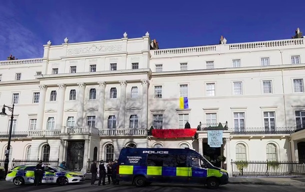 "Это имущество освобождено": в Лондоне активисты заняли дом олигарха Дерипаски