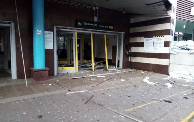 В Киеве взрывной волной повредило фасад станции метро