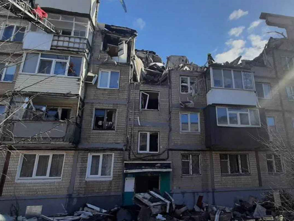 В Харькове снаряд попал в пятиэтажный жилой дом