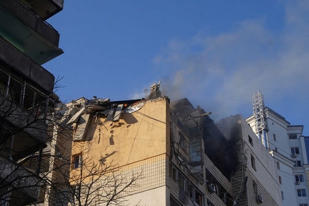 В Киеве обломки снаряда попали в 12-этажный жилой дом, произошел обвал
