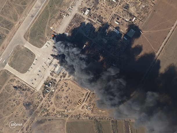 В NASA показали снимки горящих российских вертолетов под Херсоном