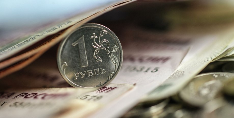 В РФ курс рубля пробил новое дно: на черном рынке за "зеленый" требуют уже больше 300 "деревянных"