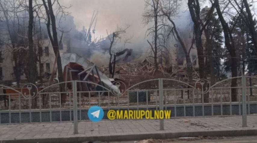 Российские войска сбросили бомбы на драмтеатр в Мариуполе: там прятались сотни людей