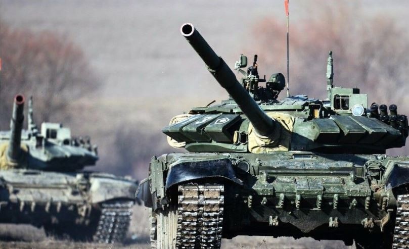 Российские танки грязи боятся: жители Сумщины загнали 4 танка оккупанта в западню
