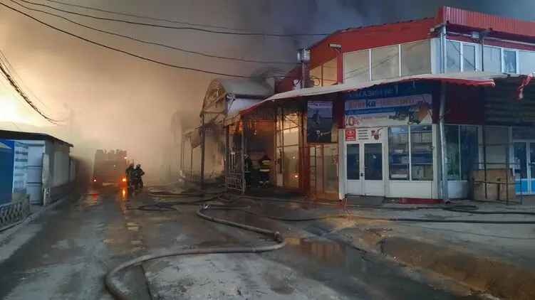 В Харькове продолжают тушить пожар на рынке "Барабашово"