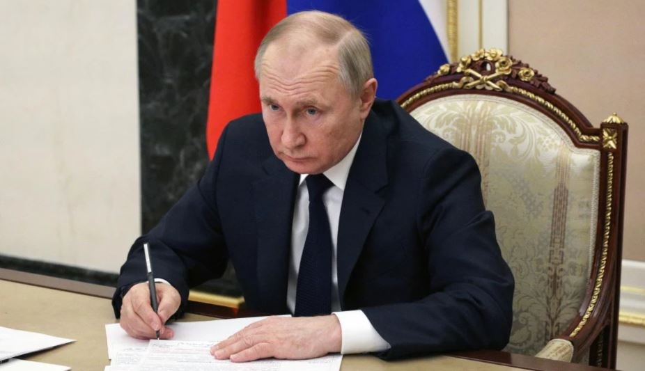 Боится покушения и устраняет охрану: источники рассказали о жизни Путина в бункере