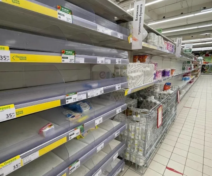 Россияне жалуются на пустые полки и закрытые магазины