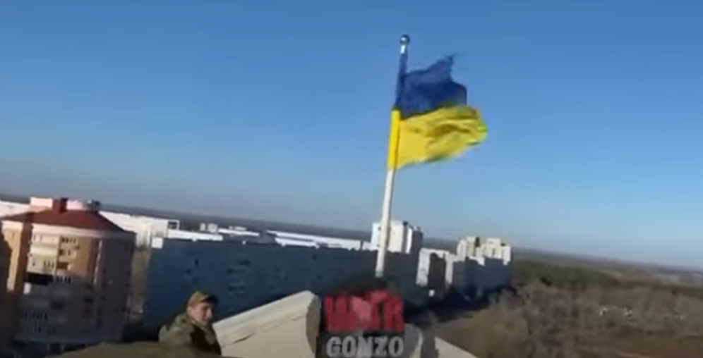 Певица Чичерина срезала украинский флаг над Энергодаром