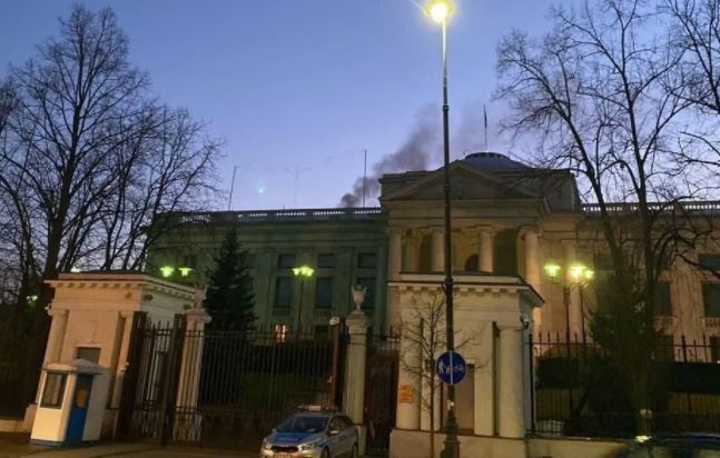 Над посольством России в Польше поднялся дым