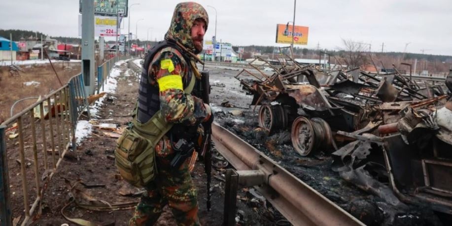 Без снабжения: армия РФ вынуждена выбираться из котла на западе Киевщины