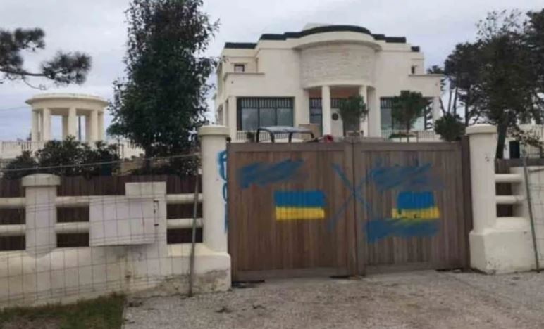 Вилла дочери Путина во Франции украшена флагами Украины