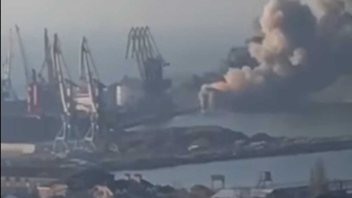Повреждены еще два судна оккупантов: детали уничтожения "Орска" в Бердянске