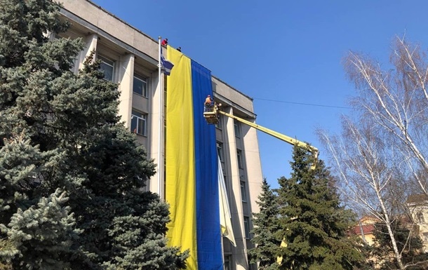 На здании горсовета Херсона вывесили новый большой флаг Украины