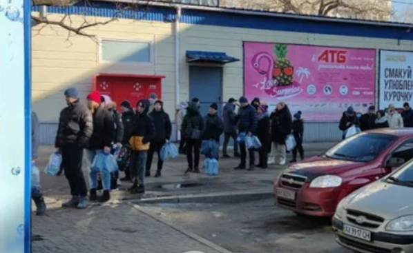 Стояли за гумпомощью: в Харькове оккупанты обстреляли очередь