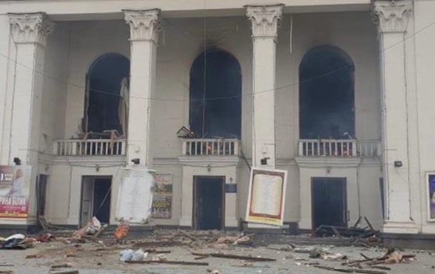 В результате бомбардировки в драмтеатре Мариуполя погибли около 300 человек - горсовет